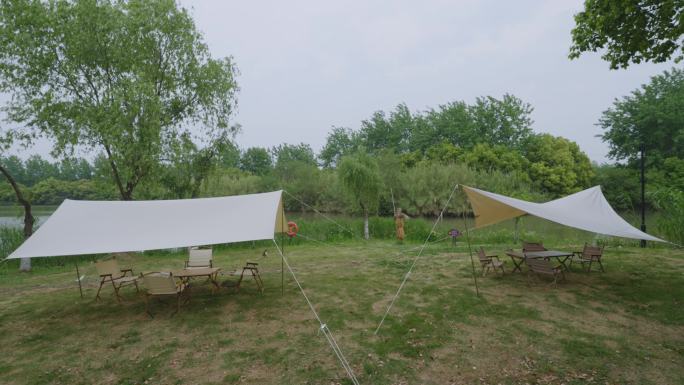 湖边帐篷露营