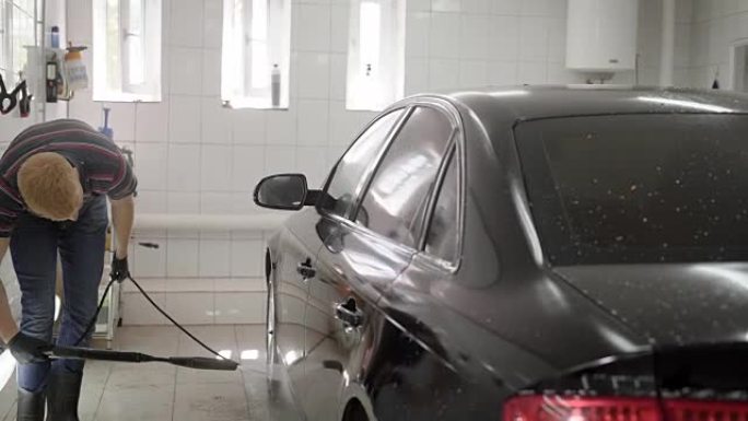 洗车瓷砖房间里的人洗汽车