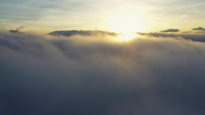 飞越云层的空中透视图