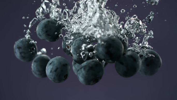 蓝莓落入背景是深紫色色的透明玻璃水缸中