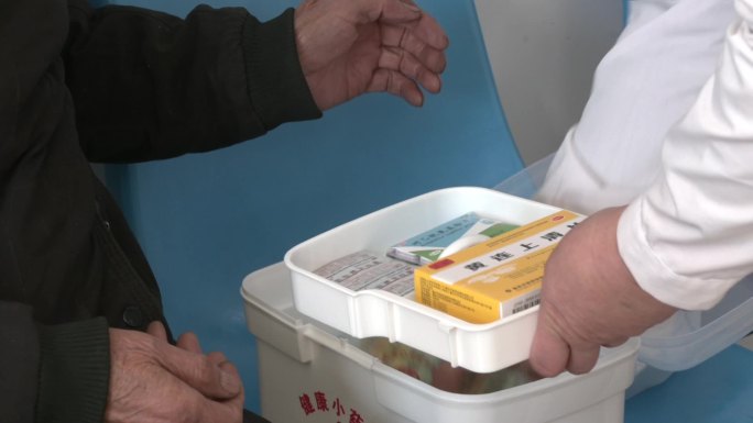 乡村医院给困难群众送小药箱药品