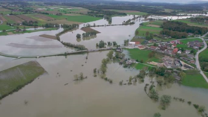 空中: 河水泛滥后，农田泛滥成灾