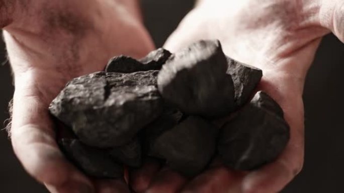 矿工手中的煤。他手中的煤。矿工手中的煤。