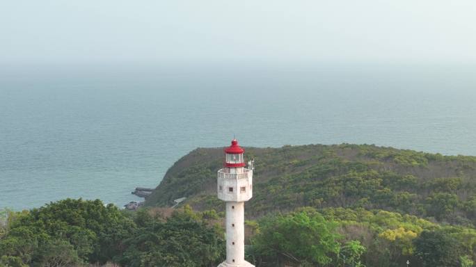 航拍涠洲岛南湾鳄鱼山灯塔