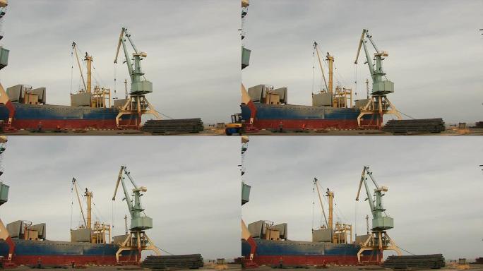 港口起重机装载散货船。