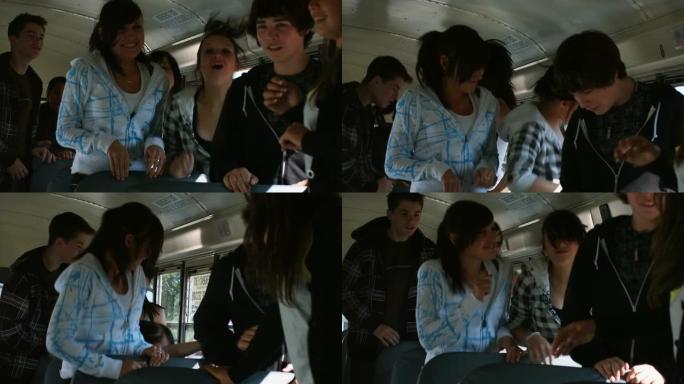 小学生跳上公共汽车