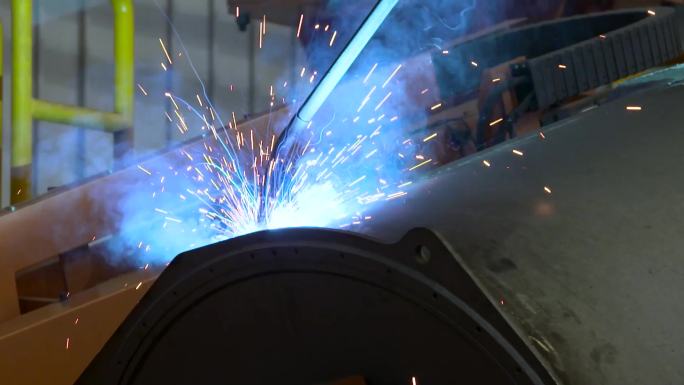 焊头在冒着火花 一个工人在焊接 焊接工作时冒着巨大的焊花