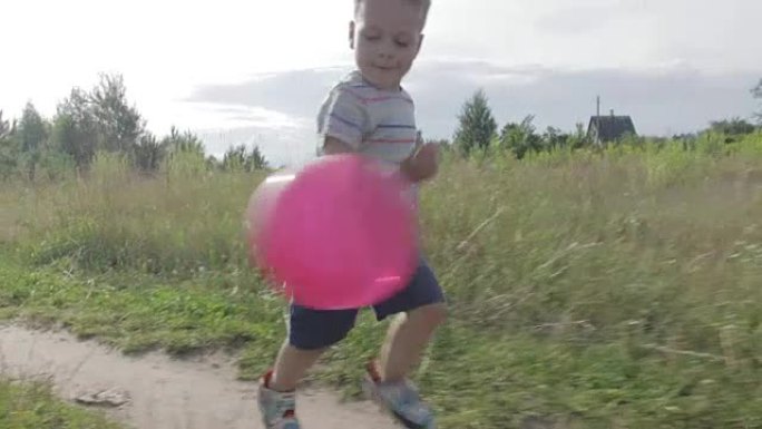 一个带着气球的小男孩