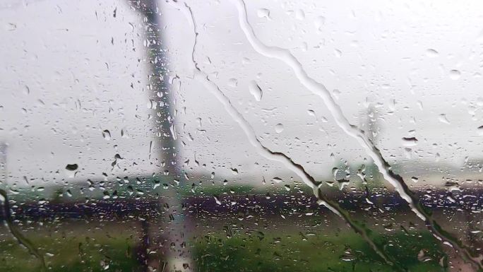 下雨天的高铁窗外飘雨