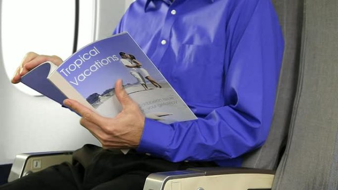 乘客阅读旅行杂志