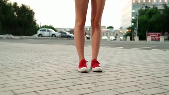 穿着红色运动鞋的女孩向左-向右