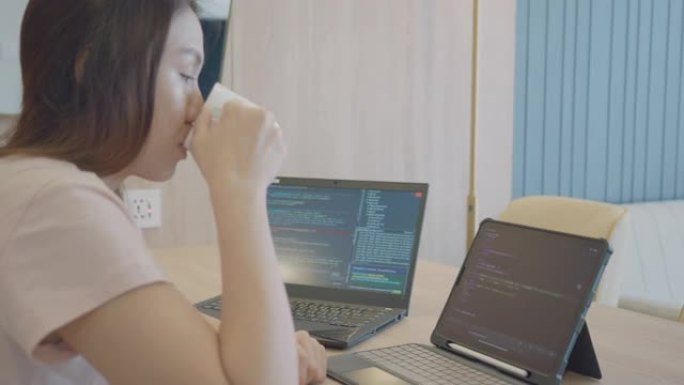 年轻女子在家工作编写打字python程序并学习代码