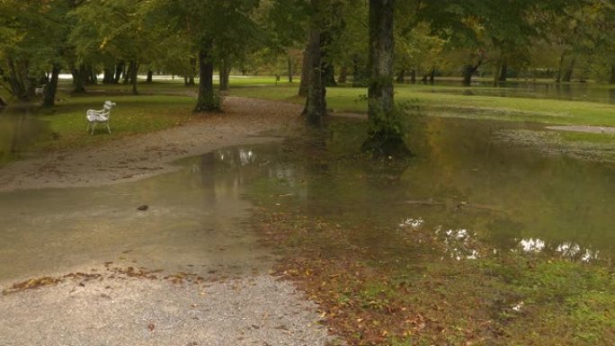 秋雨过后，美丽的公园地区因河流水位增加而被洪水淹没