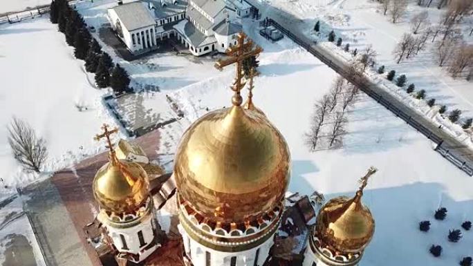 鸟瞰图，冬天在金色圆顶教堂附近飞越大教堂。
