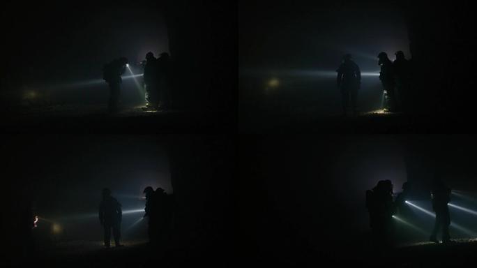 救援部队使用手电筒在黑暗的隧道内搜寻幸存者