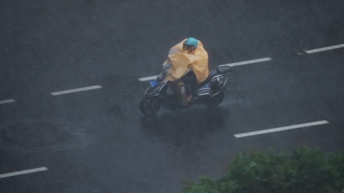 暴雨中骑行