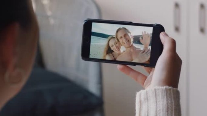 年轻女子视频聊天使用智能手机情侣度蜜月假期分享旅游体验玩开心假期冒险与手机交流