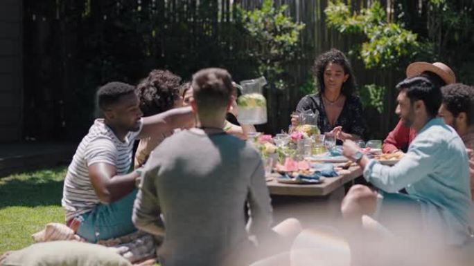 快乐的朋友群庆祝花园派对午餐玩得开心聊天分享健康食物享受周末团聚在美丽的夏日户外4k放松