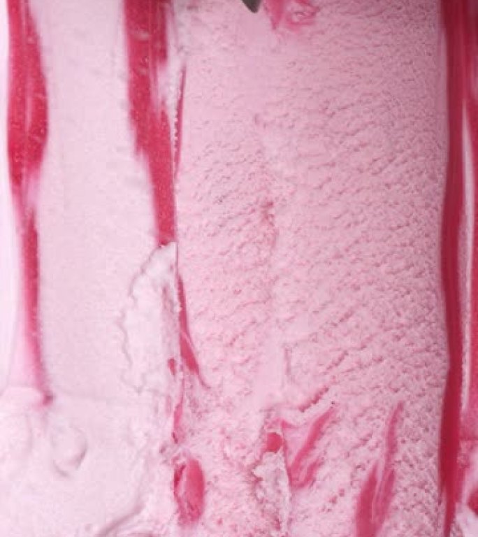 慢慢舀草莓口味的冰淇淋。