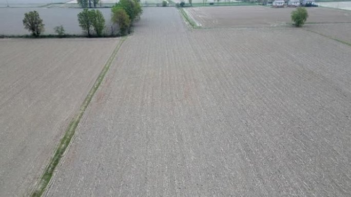 欧洲，意大利，米兰-伦巴第的水紧急情况和干旱，耕地灌溉用水不足-无水稻田的无人机视图-农业和旱地