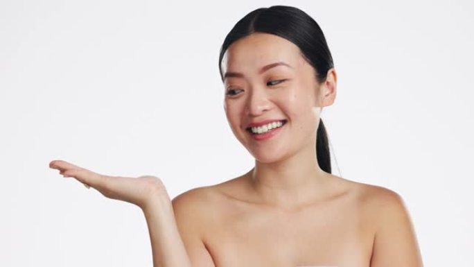 亚洲女人，脸和广告空间的美丽的白色背景，模型和工作室。快乐肖像，女性护肤模型和手营销化妆品促销，产品