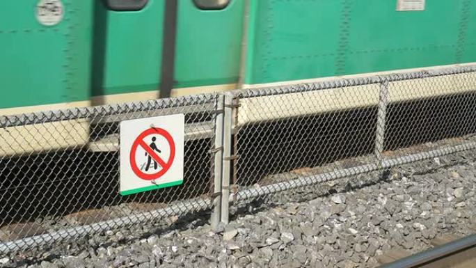 火车上没有穿越铁轨的警告标志