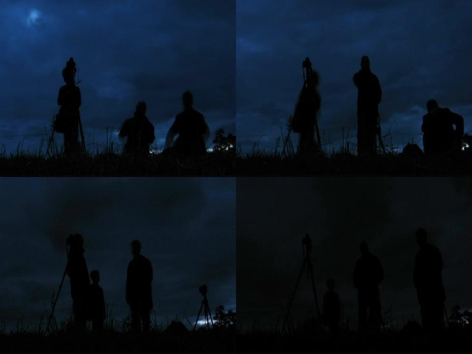 三名摄影师在夜间拍摄照片的时间流逝