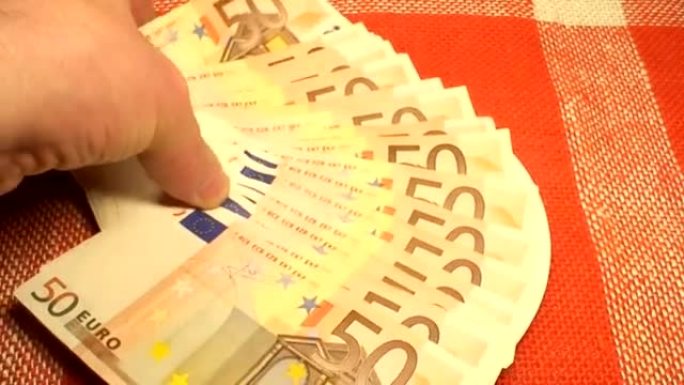 纸盘上的欧元纸币，特写 (HD 1080/60i)