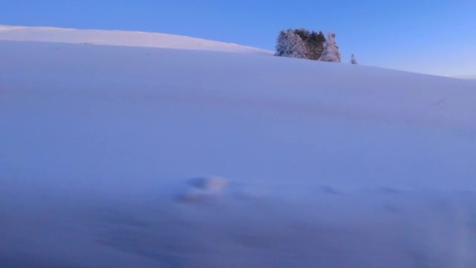 黄昏时在雪山路上行驶。从乘客座位上看。