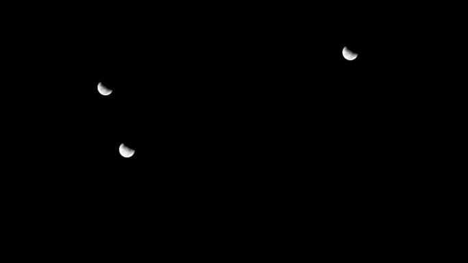 在2015年4月4日时间流逝的黑暗天空中的月食