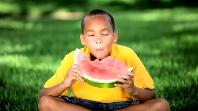 非裔美国儿童吃西瓜