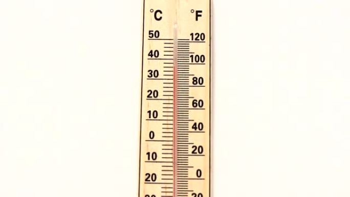 夏季炎热，水银温度计上的温度升至华氏100度以上