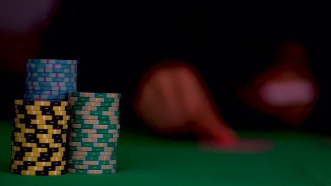 赌场筹码和扑克牌。赌博或扑克和娱乐概念。女玩家玩牌