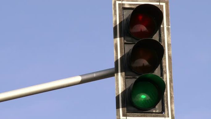 交通灯。红色到绿色。循环。