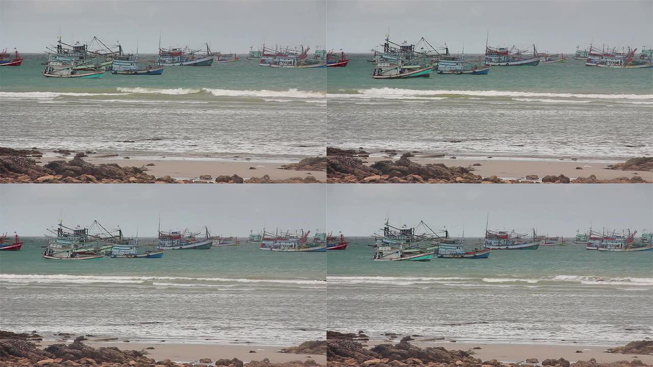 沿海渔船漂浮; 在泰国普吉岛的暴风雨中。
