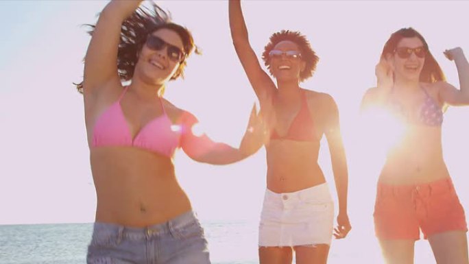 团体青少年度假朋友享受跳舞海滩