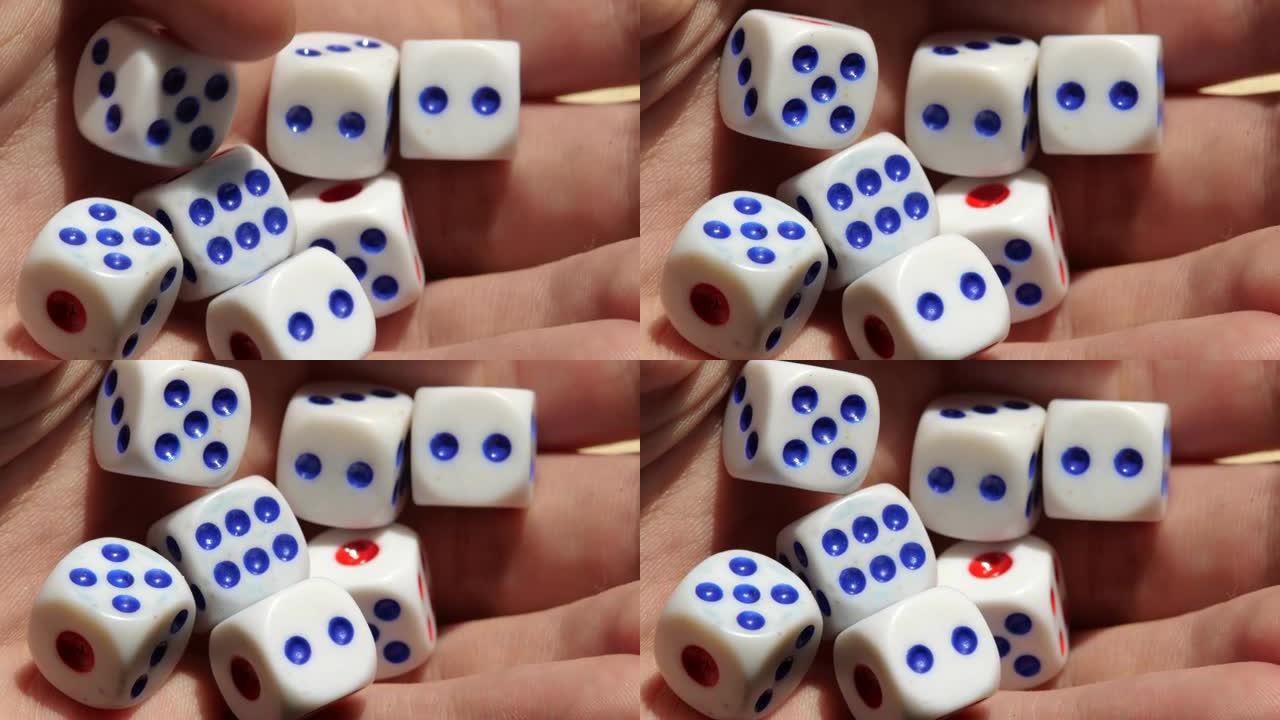 男子手里拿着几个显示不同数字的小游戏骰子，一组物体特写。数学随机性，熵，概率统计，教育学科抽象概念，