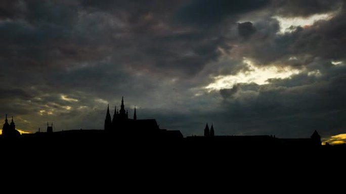布拉格城堡暴风雨的黄昏