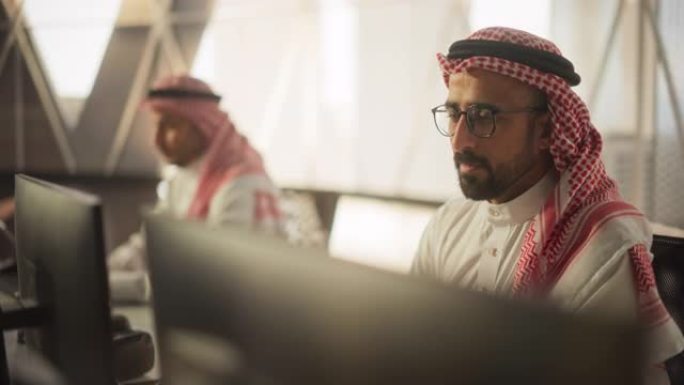 在公司银行机构工作的年轻阿拉伯专业人才团队。在穆斯林办公室从事计算机工作的金融分析师和私募股权助理