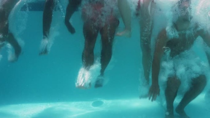 朋友跳进游泳池水下玩得开心一起庆祝暑假一群青少年享受泳池派对春假庆祝4k