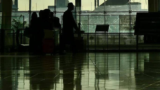 日落通勤者在机场慢行。