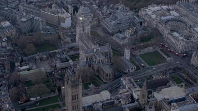 英国西伦敦泰晤士河的鸟瞰图，日落时分的伦敦市中心。4 k