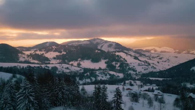鸟瞰图:冬日乡村自然的神奇之光与基督教十字架在雪山上，五彩缤纷的日出天空
