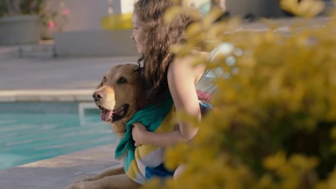 快乐的女孩在游泳池游泳后用拖带干湿狗孩子享受暑假和金毛猎犬动物伴侣在夏季度假之家玩得开心下午4k