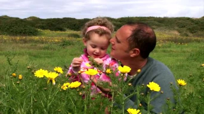 爸爸和女儿看花
