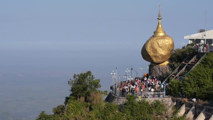 缅甸孟邦Kyaiktiyo宝塔又名金石的佛教信徒