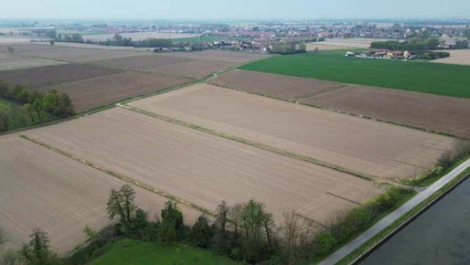 欧洲，意大利，米兰-伦巴第的水紧急情况和干旱，耕地灌溉用水不足-无水稻田的无人机视图-农业和旱地