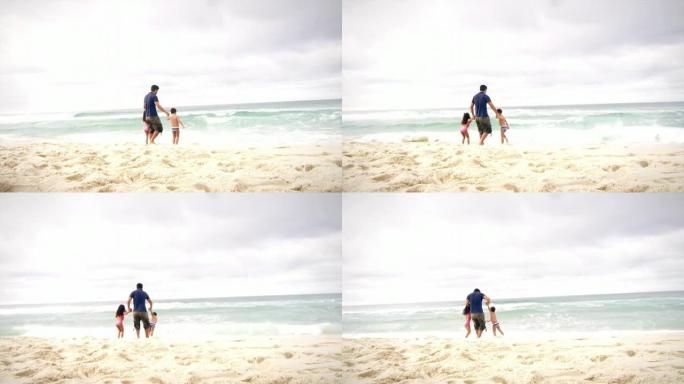 父亲和他的孩子在巴西的海滩上玩耍