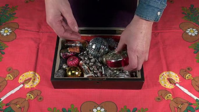 打开带有圣诞新年复古玩具和装饰品的复古木箱