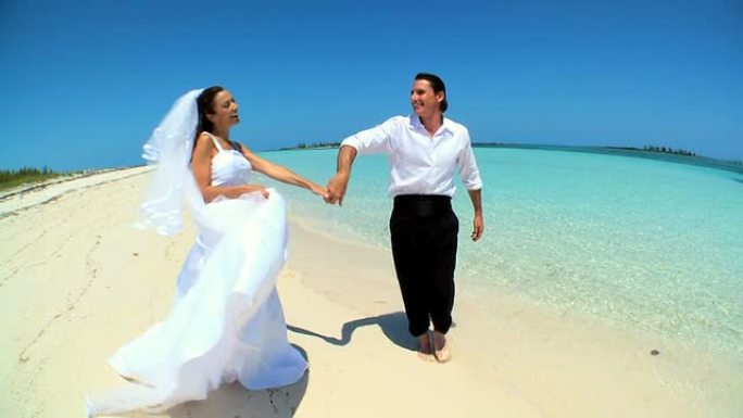 海滩婚礼情侣在海边跳舞